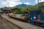 Der vierachsige Flachwagen Baudienst X 46 (ex Rko 822, Baujahr 1914) der MOB (Montreux–Berner Oberland-Bahn) gekuppelt an der MOB Tm 2/2 No.