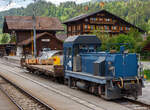 Tm 2/2 - 6  der MOB (Montreux–Berner Oberland-Bahn) steht am 28.05.2012, mit dem vierachsige Flachwagen Baudienst X 46 (ex Rko 822, Baujahr 1914) im Bahnhof Saanen.