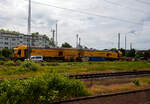 Der LINSINGER Rail milling train MG31 (LINMAG Schienenfräszug MG 31), Schweres Nebenfahrzeug Nr. D-DB 99 80 9427 009-2, der DB Bahnbau Gruppe GmbH steht am 26 Mai 2024 in Opladen. Aufnahme aus einem Zug heraus.

Der Schienenfräszug MG 31  ...