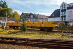 Der vierachsige Schutzwagen 80 80 3948 038-5 D-DB der DB Bahnbau Gruppe GmbH zum Kran Multi Tasker KRC 810 T (EDK 152) abgestellt am 10.10.2021 in Altenkirchen (Ww).