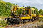 Das Gleisarbeitsfahrzeug GAF 100 R/A (Schweres Nebenfahrzeug Nr. 97 17 52 112 18-7) der DB Bahnbau GmbH ist, mit dem Flachwagen der Gattung Res 37 80 3947 001-8 D-DBG (noch als DBG - Deutsche Bahn Gleisbau GmbH eingestellt), am 14 August 2013 im Rbf  ...