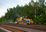 Im Einsatz am Gleis 4 im Bahnhof Herdorf am Abend des 11.06.2021: Die Plasser & Theurer Schotterverteil- und Planiermaschine SSP 110 SW, Schweres Nebenfahrzeug Nr.