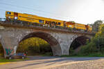 Die Plasser & Theurer Universalstopfmaschine 08-475 UNIMAT 4S, Schweres Nebenfahrzeug Nr.