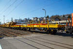 Zwei 2-achsige Flachwagen mit Seiten- und Stirnwandklappen sowie Seitenwandrungen, 23 80 3300 054-4 D-ERAIL und dahinter 23 80 3300 056-9 D-ERAIL, der Gattung Ks, der Eurailpool GmbH, als Schutzwagen