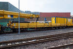 Der Schutzwagen Auslegerseitig 80 80 3948 004-7 D-HGUI der Gattung Res zum Gleisbauschienenkran (KRC 810 T 99 80 9419 023-3 D-HGUI), der HERING Bahnbau GmbH (Burbach), abgestellt am 02.03.2019 in