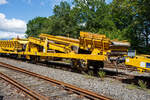 Die Plasser & Theurer Beladestation BLS 2000 (BLS 40 – 2000) der HERING Bahnbau (Burbach) Schweres Nebenfahrzeug Nr. D-HGUI 99 80 9552 123-8, ex 97 19 26 502 57-8 ist am 13.03.2023 auf dem Betriebshof der Westerwaldbahn (WEBA) auf der Bindweide bei Steinebach/Sieg abgestellt.

Die Beladestation wurde 1993 von Plasser & Theurer unter der Fabriknummer 2161 gebaut.

Die BLS 2000 ist ein zweiachsiges, gleisfahrbares Gerät. Die BLS 2000 kann unter spannungsführenden Fahrleitungen eingesetzt werden. Sie kann mit MFS 38, 40, 100, BSW 2000 und 6000 gekoppelt werden. Der Boden des Aufnahmebandes und des Übergabebandes ist als steuerbares Band mit einer Förderbreite von 1.920 mm ausgebildet. An der Baustelle angekommen, ist eine Aufrüstzeit von ca. 3 Minuten nötig. Der Aufnahmetrichter wird auf eine Höhe von max. 1,15 m über SOK abgesenkt und das Übergabeband wird ausgefahren. Hiernach können die Schüttgüter (alter Gleisschotter, Planum etc.) mittels Laderaupe, Radlader oder Bagger über die BLS in die MFS oder BSW verladen werden. Die Förderbänder werden hydraulisch angetrieben. Der Antrieb des Hydraulikaggregates erfolgt durch einen luftgekühlten Deutz Dieselmotor vom Typ F5L912 mit einer Leistung von 64 kW.

TECHNISCHE DATEN:
Achsanzahl: 2
Eigengewicht: 22.600 kg
Länge über Puffer: 12.900 mm
Achsabstand: 8.000 mm
Laufraddurchmesser: 730 mm (neu)
Höchstgeschwindigkeit: 100 km
Kleinster befahrbarer Gleisbogen: R 120 m
Bremse: KE-GP
Handbremse: Ja