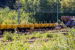 gleisbau-5/893586/vierachsiger-drehgestellflachwagen-mit-klappbaren-seitenborden-und Vierachsiger Drehgestellflachwagen mit klappbaren Seitenborden und Rungen, der Hering Bahnbau GmbH (Burbach), 80 80 394 8 005-4 D-HGUI (ex 60 80 092 3 511-0, ex 33 52 393 7 563-7 D-DB), Gattung Res, als Schutzwagen zum GOTTWALD Gleisbauschienenkran GS 40.08 T, abgestellt am 26 August 2025 im Rbf Betzdorf/Sieg.

TECHNISCHE DATEN: 
Spurweite: 1.435 mm
Länge über Puffer: 19.900 mm
Drehzapfenabstand: 14.860 mm
Achsabstand im Drehgestell: 1.800 mm
Länge der Ladefläche: 18.660 mm 
Ladefläche: 50,5 m
Höchstgeschwindigkeit: beladen 100 km/h / leer 120 km/h
Eigengewicht: 22.600 kg
Maximale Ladegewicht: 57,4 t (ab Streckenklasse C)
Kleinster bef. Gleisbogenradius: 75 m
Bremse: KE-GP