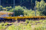 gleisbau-5/893587/vierachsiger-drehgestellflachwagen-mit-klappbaren-seitenborden-und Vierachsiger Drehgestellflachwagen mit klappbaren Seitenborden und Rungen, der Hering Bahnbau GmbH (Burbach), 80 80 3948 001-3 D-HGUI, Gattung Res, als Schutzwagen zum GOTTWALD Gleisbauschienenkran GS 40.08 T, abgestellt am 26 August 2025 im Rbf Betzdorf/Sieg.

TECHNISCHE DATEN: 
Spurweite: 1.435 mm
Länge über Puffer: 19.900 mm
Drehzapfenabstand: 14.860 mm
Achsabstand im Drehgestell: 1.800 mm
Länge der Ladefläche: 18.660 mm 
Ladefläche: 50,5 m
Höchstgeschwindigkeit:  beladen 100 km/h / leer 120 km/h
Eigengewicht: 23.100 kg
Maximale Ladegewicht: 56,5 t (ab Streckenklasse C)
Kleinster bef. Gleisbogenradius: 75 m
Bremse: KE-GP
