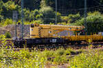 gleisbau-5/893588/der-gottwald-gleisbauschienenkran-gs-4008-t Der GOTTWALD Gleisbauschienenkran GS 40.08 T der HERING Bahnbau GmbH (Burbach), D-HGUI 99 80 9119 002-2, (ex 97 82 41 503 19-9 D-HGUI, ex 97 82 41 503 17-3, ex 60 80 092 3576-3) abgestellt am 26 August 2025 im Rbf Betzdorf/Sieg.

Der Eisenbahndrehkran vom Typ GOTTWALD GS 40.08 T wurde 1987 von Gottwald in Dsseldorf unter der Fabriknummer 146 027 gebaut.

Der Gottwald 45 t GS 40.08 T wird fr den Aus- und Einbau von schweren Betonweichen, Gleisjoche und Hilfsbrcken sowie fr die Montage von Ingenieurbauwerken eingesetzt. Durch die rckwrtige Ausladung von zwei Metern wird der Zugverkehr im Nachbargleis, bei vier Meter Mindestabstand zum Gleis, nicht gestrt.

Vor dem Kran stehen die beiden zugehrigen Schutzwagen der Gattung Res, links der 80 80 3948 001-3 D-HGUI und rechts davor 80 80 394 8 005-4 D-HGUI (ex 60 80 092 3 511-0, ex 33 52 393 7 563-7 D-DB). 