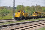 214 008-5 von Leonhard Weiss mit Bauzug, Schwellenegemaschine UM3 und Gleisstopfmaschne in Westerstetten am 06.05.2011.