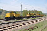 214 008-5 und Schublok 203 002 von Leonhard Weiss mit Gleis-Bauzug, Schwellenlegemaschine UM3 und Gleisstopfmaschne in Westerstetten am 06.05.2011.