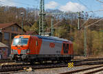 logistik-triebfahrzeuge/768879/eigentlich-ist-karfreitag-aber-es-faehrt Eigentlich ist Karfreitag, aber es fährt trotzdem viel und außergewöhnliches auf der Siegstrecke...
Die 247 903 (92 80 1247 903-8 D-RTS) der RTS Rail Transport Service GmbH, Graz (eine 100%ige Tochter der Swietelsky Baugesellschaft m.b.H) fährt am 02.04.2021, als Tfzf (Triebfahrzeugfahrt) bzw. Lz (Lokzug), durch Betzdorf (Sieg) in Richtung Siegen.

Die Siemens Vectron DE wurde 2015 von Siemens Mobility GmbH in München-Allach  unter der Fabriknummer 21949 als Vorführlok gebaut, eingestellt vom Siemens Prüfcenter Wegberg-Wildenrath als (92 80 1247 903-8 D-PCW). Für Testfahrten war sie 2015 bei der LWB - LAPPWALDBAHN GmbH und BE - Bentheimer Eisenbahn AG. Ab 2016 wurde sie von Siemens Mobility als 92 80 1247 903-8 D-SIEAG eingestellt und für Testfahrten u.a. bei der  LOCON AG. Ab 2017 war sie für die DB Cargo Deutschland AG unterwegs, bis sie 2019 an die RTS - Rail Transport Service GmbH verkauft wurde. Zugelassen ist die Dieselelektrische Lok in Deutschland und Österreich, mit einer Höchstgeschwindigkeit von 160 km/h.

Das Fahrzeugkonzept der Diesellok basiert auf der bewährten Siemens Eurorunner Lokomotive. Die Vectron DE wie hier mit dem Cargo-Packet hat eine Leistung von 2.400 kW. Die DE ist mit 19.980 mm Länge über Puffer einen Meter länger als die E-Lok-Varianten der Vectron.

Herzstück der Vectron DE ist ein Dieselmotor der neuesten Generation der MTU-Erfolgsbaureihe 4000. Es ist ein V-16-Zylinder- Dieselmotor mit zweistufiger Turboaufladung vom Typ MTU 16V 4000 R84. Ein verbessertes Common-Rail-Einspritzsystem mit einem maximalen Einspritzdruck von 2.200 bar sorgt zudem für geringe Rohemissionen von Partikeln und ermöglicht so einen kompakten Partikelfilter. Der Motor unterschreitet die seit dem Jahr 2012 geltenden europäischen Emissionsvorschriften der Stufe EU IIIB für Bahnantriebe deutlich.

TECHNISCHE DATEN:
Spurweite: 1.435 mm
Achsfolge:  Bo´Bo´
Länge über Puffer: 19.980 mm
Drehzapfenabstand: 10.800 mm
Achsabstand im Drehgestell: 2.700 mm
Treibraddurchmesser : 1.100 mm (neu) / 1.020 mm (abgenutzt)
Eigengewicht: ca. 83 t
Max. Achslast : 22 t
Dieselmotorleistung: 2.400 kW (Leistung am Rad 2.000 kW)
Anfahrzugkraft: 300 kN
Elektrische Bremskraft: 150 kN
Höchstgeschwindigkeit : 160 km/h
