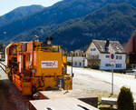 gleisbau/807727/die-schmalspurige-schotter-planiermaschine-matisa-r-20 Die schmalspurige Schotter-Planiermaschine MATISA R 20 RD-2 Betr.-Nr. 210140  der Rhomberg Sersa Rail Group abgestellt am 22.03.2023 beim RhB Bahnhof Surava (Albulalinie), aufgenommen aus einem Zug heraus. 

Die R 20 RD, speziell fr die Meterspur in der Schweiz entwickelt. Die R 20 kann mit einem Silo von 5m ausgestattet werden, um berschssigen Schotter zurck zu fhren.

Die SERSA stellt durch den Gleisunterhalt mit modernsten Gleisunterhaltsmaschinen und innovativer Messtechnik den reibungsglosen Zugsverkehr auf dem Fahrweg der Meterspurbahnen sicher. Fr die systematischen Unterhaltsarbeiten wird mit Schotterplaniermaschinen Schotter von den Schotterflanken eingezogen oder abgeladener Schotter verteilt. Mit den Nivellier-Richt-Stopfmaschinen wird das Gleis in der Richtung, der Hhe und der berhhe korrigiert. Fr die Qualittskontrolle werden Aufzeichnungsfahrten sowie Nachmessungen mit dem Gleismessgert Mephisto ausgefhrt. Abschlieend wird das Gleis mit den Schotterplaniermaschinen wieder vom Schotter befreit. Die Schotterflanken werden korrekt erstellt und die Schwellenfcher verdichtet. 

Die Maschinen knnen in sehr engen Radien, in starken Steigungen sowie in Zahnstangengleisen eingesetzt werden. Es stehen verschiedene Kupplungssysteme zur Verfgung. Die Stopfmaschinen sind mit dem absoluten Messsystem PALAS fr hohe Genauigkeit ohne Einschrnkung der Leistung ausgerstet. Fr die Bearbeitung von groen Weichen steht eine Drittstranghebung zur Verfgung.
