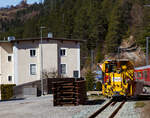 gleisbau/807728/die-schmalspurige-schotter-planiermaschine-matisa-r-20 Die schmalspurige Schotter-Planiermaschine MATISA R 20 RD-2 Betr.-Nr. 210140  der Rhomberg Sersa Rail Group abgestellt am 22.03.2023 beim RhB Bahnhof Surava (Albulalinie), aufgenommen aus einem Zug heraus. 

Die R 20 RD, speziell fr die Meterspur in der Schweiz entwickelt. Die R 20 kann mit einem Silo von 5m ausgestattet werden, um berschssigen Schotter zurck zu fhren.

Die SERSA stellt durch den Gleisunterhalt mit modernsten Gleisunterhaltsmaschinen und innovativer Messtechnik den reibungsglosen Zugsverkehr auf dem Fahrweg der Meterspurbahnen sicher. Fr die systematischen Unterhaltsarbeiten wird mit Schotterplaniermaschinen Schotter von den Schotterflanken eingezogen oder abgeladener Schotter verteilt. Mit den Nivellier-Richt-Stopfmaschinen wird das Gleis in der Richtung, der Hhe und der berhhe korrigiert. Fr die Qualittskontrolle werden Aufzeichnungsfahrten sowie Nachmessungen mit dem Gleismessgert Mephisto ausgefhrt. Abschlieend wird das Gleis mit den Schotterplaniermaschinen wieder vom Schotter befreit. Die Schotterflanken werden korrekt erstellt und die Schwellenfcher verdichtet. 

Die Maschinen knnen in sehr engen Radien, in starken Steigungen sowie in Zahnstangengleisen eingesetzt werden. Es stehen verschiedene Kupplungssysteme zur Verfgung. Die Stopfmaschinen sind mit dem absoluten Messsystem PALAS fr hohe Genauigkeit ohne Einschrnkung der Leistung ausgerstet. Fr die Bearbeitung von groen Weichen steht eine Drittstranghebung zur Verfgung.
