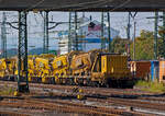 Am 27.08.2014 in Gieen abgestellte Plasser & Theurer Materialfrder- und Siloeinheit MFS 100 der Spitzke, davor ein Schutzwagen.