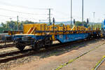 Ein Teil der Langschienentransporteinheit TE 633 (Ladelnge 120 m) der Bauart Robel (auf 4-achsigen Drehgestell-Flachwagen der Gattung Skks) der voestalpine Rail Center Knigsborn GmbH abgestellt am