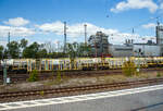 Vierachsige Weichentransportwagen (Drehgestell-Flachwagen), links der 87 80 4749 004-4 D-LOG, rechts der 87 80 4749 006-4 D-LOG, beide der Gattung Sklps der Vossloh Logistics GmbH abgestellt am