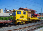 rfi-rete-ferroviaria-italiana-2/783339/bei-fiumefreddo-di-sicilia-sizilien-konnte Bei Fiumefreddo di Sicilia (Sizilien) konnte ich am 20.07.2022 aus dem Zug heraus diesen Plasser & Theurer OBW-10 FS, den IT-RFI 150 124-1, ein Schwerer Oberbauwagen mit Ladeflche und Spezialkran der RFI (Rete Ferroviaria Italiana), fotografieren. 

TECHNISCHE DATEN laut Anschriften:
Hersteller: Plasser & Theurer, Linz (A)
Spurweite: 1.435 mm (Normalspur)
Anzahl der Achsen: 2
Lnge ber Puffer: 11.500 mm
Achsabstand: 6.210 mm
Laufraddurchmesser: 920 mm (neu) / 870 mm (abgenuzt)
Hchstgeschwindigkeit: 80 km/h (eigen) / 100 km/h (geschleppt)
Eigengewicht: ca. 29 t
Nutzlast: 5 t (ab Streckenklasse B) / 1,5 t (bei Streckenklasse A)
Bremse: KE-GP