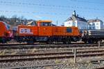 Die Alstom H3-Hybrid BBL 28 (90 80 1002 036-4 D-BBL) der BBL Logistik GmbH (Hannover), eingereiht zwischen der „Smartron“ 192 008-1 (91 80 6192 008-1 D-BBL) und einem Schwellenzug