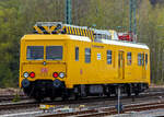 Der Oberleitungsrevisionstriebwagen (ORT) 708 325-6 der DB Netz AG, ex DR 188 325-5, fährt am 29.04.2021 durch Betzdorf (Sieg) in Richtung Köln.