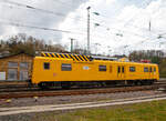 Der Oberleitungsrevisionstriebwagen (ORT) 708 325-6 der DB Netz AG, ex DR 188 325-5, fährt am 29.04.2021 durch Betzdorf (Sieg) in Richtung Köln.