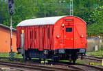 Der ehemalige in Bebra stationierte Einheitshilfsgerätewagen (Einheitshilfszuggerätewagen) 60 80 99-11 026-1 (D-DB 60 80 9911 080-1) der Gattung Ehg 388 (ex 368.1), der DB Netze AG (DB Netz