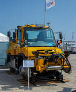 Das Zweiwege-Fahrzeug (Rangierfahrzeug) ZAGRO / M-B Unimog U 423 mit automatischer Rangierkupplung, Kleinwagen Nr.99 80 9907 052-1 der ZAGRO Bahn- u.