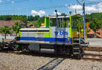 bls-netz-ag/764232/tm-22-bls---rangierlok-tm Tm 2/2 BLS - Rangierlok Tm 235 096-5 (98 85 5235 096-5 CH-BLS), ex GBS 96 (Gürbetal-Bern-Schwarzenburg-Bahn), abgestellt am 28.05.2012 beim Bahnhof Spiez (aufgenommen aus einfahrendem Zug). 

Die diesel-elektrische Rangierlok wurde 1984 von Stadler unter der Fabriknummer 165 gebaut, der elektr. Teil ist von BBC, der Dieselmotor ist von Mercedes-Benz.

Technische Daten: 
Spurweite: 1.435 mm 
Achsfolge: B
Länge über Puffer:  7.950 mm
Achsabstand:  4.050 mm
Eigengewicht: 29.00 t
Höchstgeschwindigkeit: 80 km/h (geschleppt 75 km/h)
Leistung: 350kW