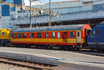 Der Gleismesswagen 99 85 936 2 000-3 (vermutlich ex SBB X 60 85 99 73 105-6) am 29.05.2012 im Bahnhof Lausanne, im Zugverband eingereiht zwischen der BLS 465 015-6 „La Vue-des-Alpes“  und