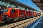 sbb-infrastruktur-sbbi/764240/der-loesch--und-rettungszug-lrz-lausanne Der Lösch- und Rettungszug (LRZ) 'Lausanne' der SBB hat einen liegengebliebenen IR am 29.05.2012 in den Bahnhof Lausanne geschleppt. Bei der SBB sind nur wenige Dieselloks vorhanden, so greift man hier auf den LRZ zurück und dieser wird auch mal bewegt.

Der Lösch- und Rettungszug ist dreiteilig, LRZ  'Lausanne'  besteht aus:
Rettungsfahrzeug XTmas 99 85 9147 004-3 auf Basis des Windhoff MPV mit Unterflurantrieb, 2 x 390 kW (MTU- PowerPack),
Tanklöschwagen Xans 99 85 9375 004-0  Basisfahrzeug (JMR) mit einem Tankvolumen von 48 m³ Wasser und 1,5m³ Schaummittel, der Wagen hat keinen eigenen Antrieb.
Gerätefahrzeug XTmas 99 85 9177 004-0 auf Basis des Windhoff MPV mit Unterflurantrieb, 2 x 390 kW (MTU- PowerPack),
Die Führerstände und die Container sind druckdicht und haben eine Atemluftversorgung, der beträgt insgesamt ca. 1,5 Mio. Liter, dies reicht für eine Einsatzdauer von 4,5 Stunden.
Die Lösch- und Rettungszüge vom Typ LRZ 08 sind von einem Konsortium unter der Führung der Windhoff Bahn- und Anlagentechnik aus Rheine mit den Partnern Dräger Safety, Joseph Meyer und Vogt AG gelieferte worden. 