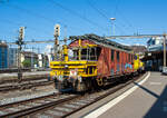 Der Montagewagen fr Oberleitung (Wagon de montage) Xs 40 85 95 48 157-8 CH-SBB, der SBB Infrastruktur, am 29.05.2012 im Zugverband (Zugschluss) bei einer Zugdurchfahrt im Bahnhof Lausanne.