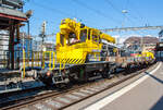 Der SBB XTms 40 85 95 85 559-9 ein 30t BENDINI Eisenbahnkran und davor der Schutzwagen Xs 40 85 9558 316-7 der SBB Infrastruktur, am 29.05.2012 im Zugverband bei einer Zugdurchfahrt im Bahnhof Lausanne.