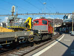sbb-infrastruktur-sbbi/764301/der-bautraktor-bzw-das-baudienstfahrzeug-sbb Der Bautraktor bzw. das Baudienstfahrzeug SBB Tm 232 051-3 (98 85 5 232 051-3 CH-SBBI) der SBB Infrastruktur, ex SBB Tm III 9506, fhrt am 29.05.2012, mit einem Bauzug, durch den Bahnhof Lausanne in Richtung Genf. Der Zug bestand zudem aus einem Wagen mit Teleskoparbeitsbhne (XTms 40 85 95 88 xxx), dem Flachwagen Xs 40 85 9558 316-7, dem Kranwagen XTms 40 85 95 85 559-9 und dem Montagewagen Xs 40 85 95 48 157-8.
