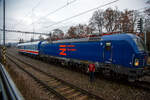Die SIEMENS Vectron MS (X4E) - 193 901-6 (91 80 6193 901-6 D-SZDC) vom tschechischen Eisenbahninfrastrukturunternehmen Sprva eleznic (SCZ) steht am 24.11.2022, mit dem Gleismesswagen CZ-SZCZ 99 54