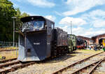 KLIMA-Schneepflug Bauart 845 ehemals DB 80 80 9743 016-5, am 07 Juli 2024 ausgestellt beim Erlebnisbahnhof Westerwald der Westerwlder Eisenbahnfreunde 44 508 e. V. in Westerburg, hier war Lokschuppenfest

Der Schneepflug wurde 1965 bei Henschel in Kassel unter der Fabriknummer 30010270/11 gebaut. Die letzte Stationierung war: Heimatbahnhof Limburg/Lahn; AW Hassel; BD Frankfurt a.M., davor Heimatbahnhof Schongau; BW Kempten/Allg.; BD Mnchen, seit 2004 ist er nun in Westerburg zusehen.

Der Namen KLIMA steht nicht kaltes Klima bzw. Winterwetter, sondern bezieht sich auf seinen Erfinder und Konstrukteur dieser Art von Schneepflgen, es war der sterreicher Rudolf KLIMA, der bereits 1925 Schneepflge fr die Eisenbahn sterreichs konstruierte.

Die DRG beschaffte 1929 die ersten KLIMA-Schneepflge. 1931 erwarb die Firma HENSCHEL in Kassel die Nachbaurechte, fortan wurden die Pflge unter der Bezeichnung HENSCHEL ဓ KLIMA - Schneepflge gebaut. Das Kasseler Werk verlieen ca. 250 Stck in verschiedenen Bauarten, wovon etwa 100 in den Bestand der Deutschen Bundesbahn kamen. Bis 1965 wurden KLIMA-Schneepflge beschafft. Der Westerburger Pflug wurde ja 1965 gebaut und gehrt damit zu den letzten seiner Bauart.

Diese Schneepflge sind umgebaute Schlepptender bzw. wurden in Schlepptenderbauweise gebaut, zur Gewichterhhung haben sie zustzliche Betongewichte. Der Klima-Schneepflug wurde geschoben, das Personal befand sich in einer geschlossenen geschtzten Arbeitskabine. Sowohl nach rechts als auch nach links waren Auswurfweiten des Schnees von mehr als 10 Metern mglich. Es konnte eine Rumbreite von 4,80 Metern erzielt werden und die Schneerumung wurde 8 cm ber dem Gleisbett und 8 cm ber der Schienenoberkante ermglicht. Eine Wechselsprechanlage zwischen Lokfhrer und Schneepflugmannschaft bot ab der zweiten Generation der Klima-Schneepflge eine Verstndigungsmglichkeit und in der Arbeitskabine des Klima-Schneepflugs konnte vom Bedienerstand aus eine Bremsung eingeleitet werden.

Die in der Mitte geteilten Rumschilde konnten durch Druckluft mit Drcken bis 8 bar seitlich und in der Hhe verstellt werden. Die Pflugschare standen senkrecht in ihrer Grundstellung keilfrmig zur zweiseitigen Rumung. Mit den beweglichen Rumschilden war es mglich, die Schilde so zu verstellen, dass nach rechts oder nach links gerumt werden konnte. Dies war zum Schneerumen zweigleisiger Strecken ntig. Zustzlich waren sie mit einem keilfrmigen Spur-Innenrumer ausgerstet.

Zur Bedienung wurden zwei oder drei Personen eingesetzt: Ein streckenkundiger Fahrleiter, der der Schublokomotive ber die Signalanlage am hinteren Ende des Schneepflugs Anweisungen ber die erforderliche Geschwindigkeit durchgeben konnte und auch Weisungen fr die Vor- und Rckfahrt erteilte. Neben dem Fahrleiter befand sich der Bediener des Schneepflugs in der Kabine und ggf. ein Helfer.

TECHNISCHE DATEN:
Lnge ber alles: 10.000 mm
Eigengewicht: 36.300 kg
Zul. Streckenklasse: A oder hher
Abstand zw. den Drehzapfen von Drehgestell: 3.000 mm
Zul. Hchstgeschwindigkeit: 65 km/h

Besonderheit: Der Schneepflug darf auch im nichtarbeiten Zustand Bahnsteig- und Laderampengleise in Gleisbgen unter 400 m Halbmesser (Radius) nicht oder nur mit besonderer Vorsicht befahren.